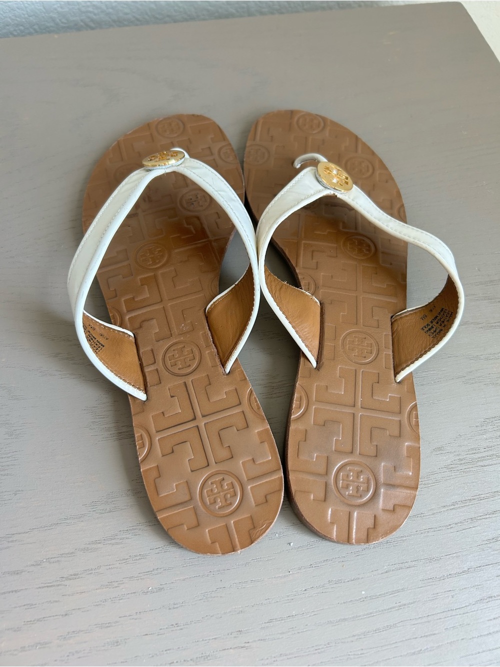 Tory Burch OFF White Leather Thong Sandals with Gold Logo - Picture 6 of 16